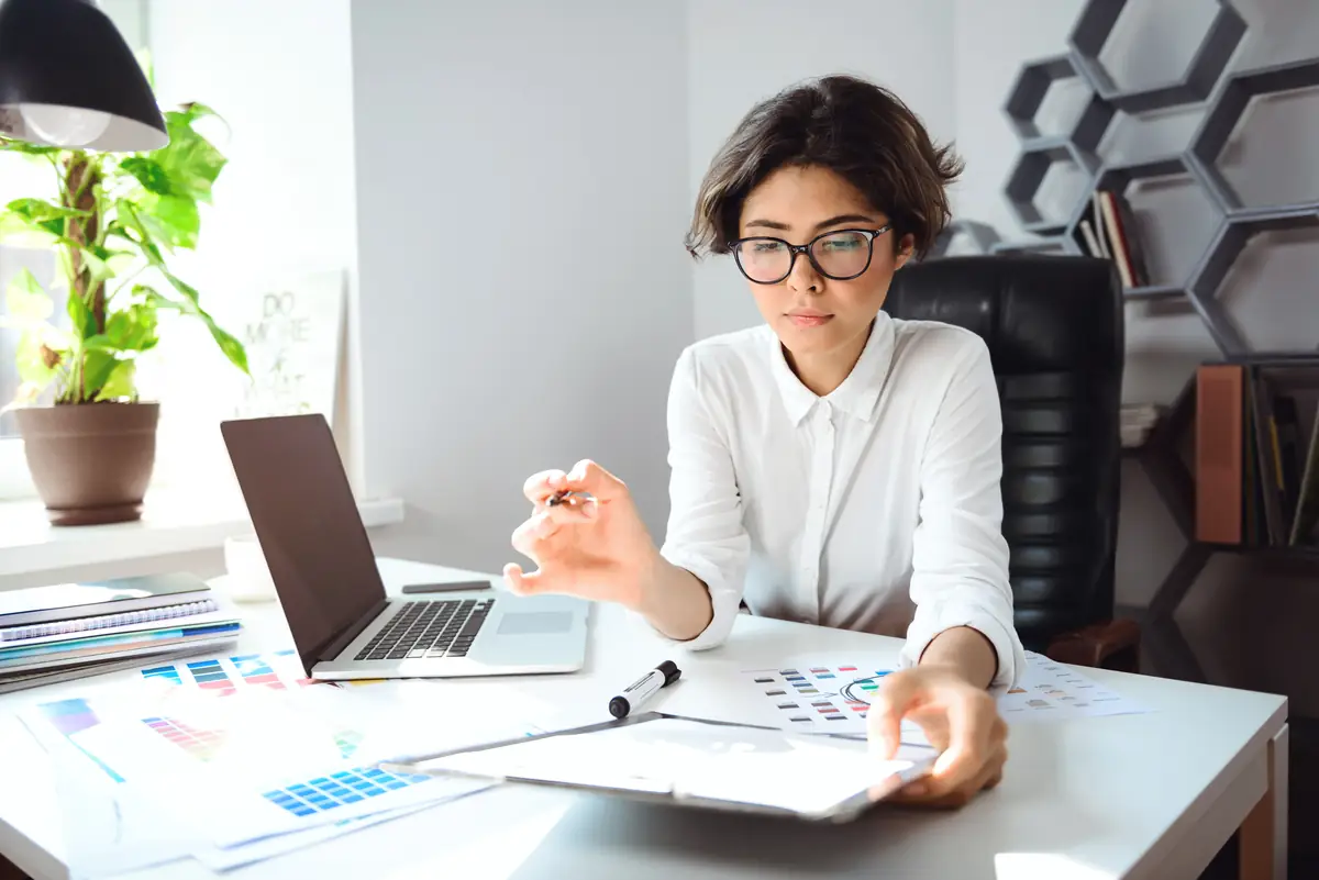 Mujer trabajando en asesoria contable